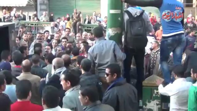 الباعة الجائلون يطردون المتظاهرين من أمام دار القضاء