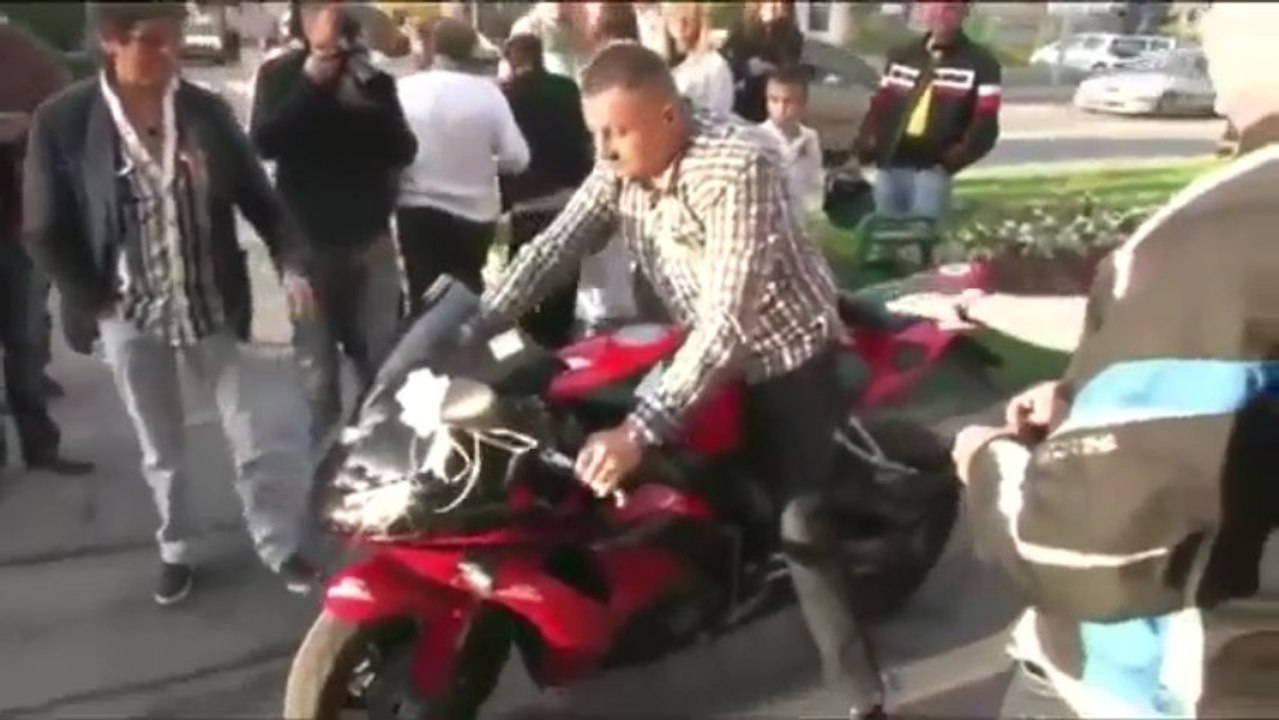 Régis essaie de faire un burn en moto