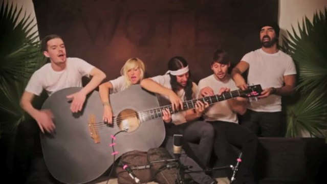 5 personnes pour 1 guitare géante