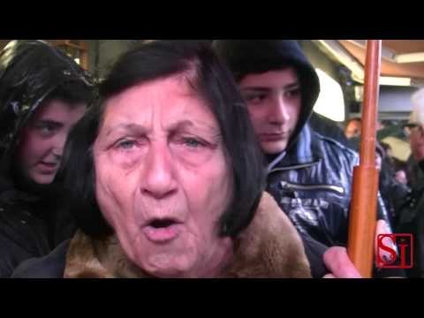 Napoli - Crollo palazzo Chiaia, l'esasperazione degli sfollati (07.03.13)