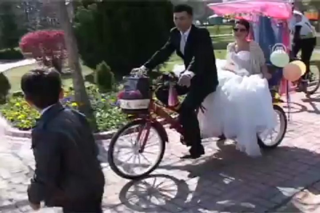 Düğün törenlerine bisikletle gittiler