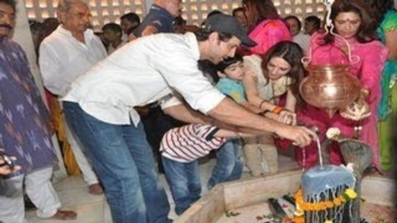 Hrithik Roshan celebrates Mahashivratri with family