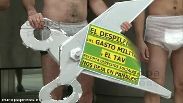 En pañales contra recortes sociales en Bilbao