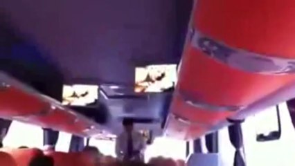 Chofer se equivoca y pone pelicula Triple X a pasajeros