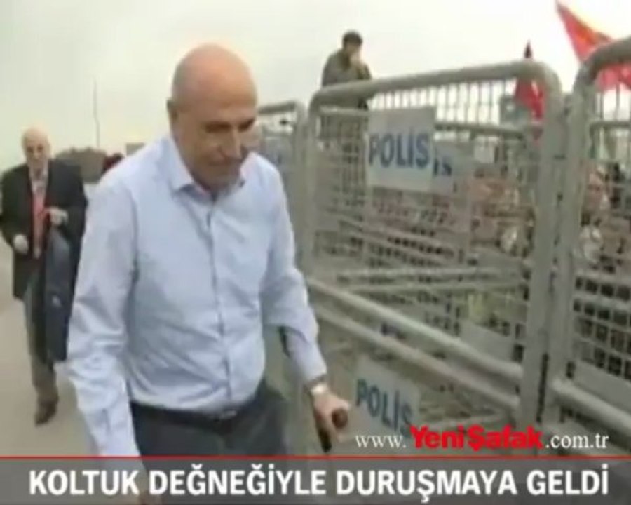 Koltuk değneğiyle duruşmaya geldi
