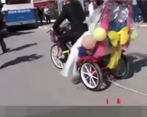 Düğün törenlerine bisikletle gittiler