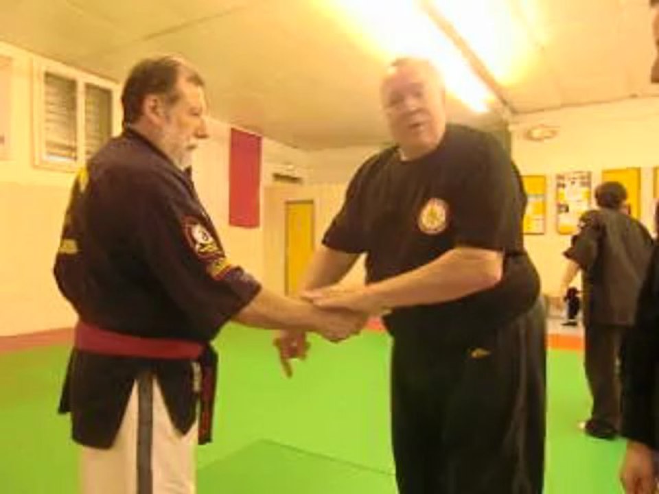 Menace par couteau sur le ventre (détails) par Dave Castoldi (10° dan jujitsu)