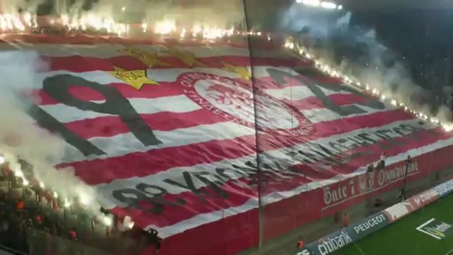 Το εκπληκτικό πανό των οπαδών του Ολυμπιακού πριν από τη σέντρα του αγώνα με την ΑΕΚ