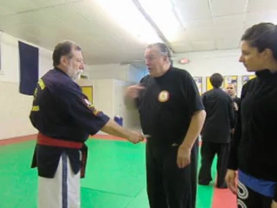 Chez Castoldi on rase gratuit (défense contre couteau sur le ventre)