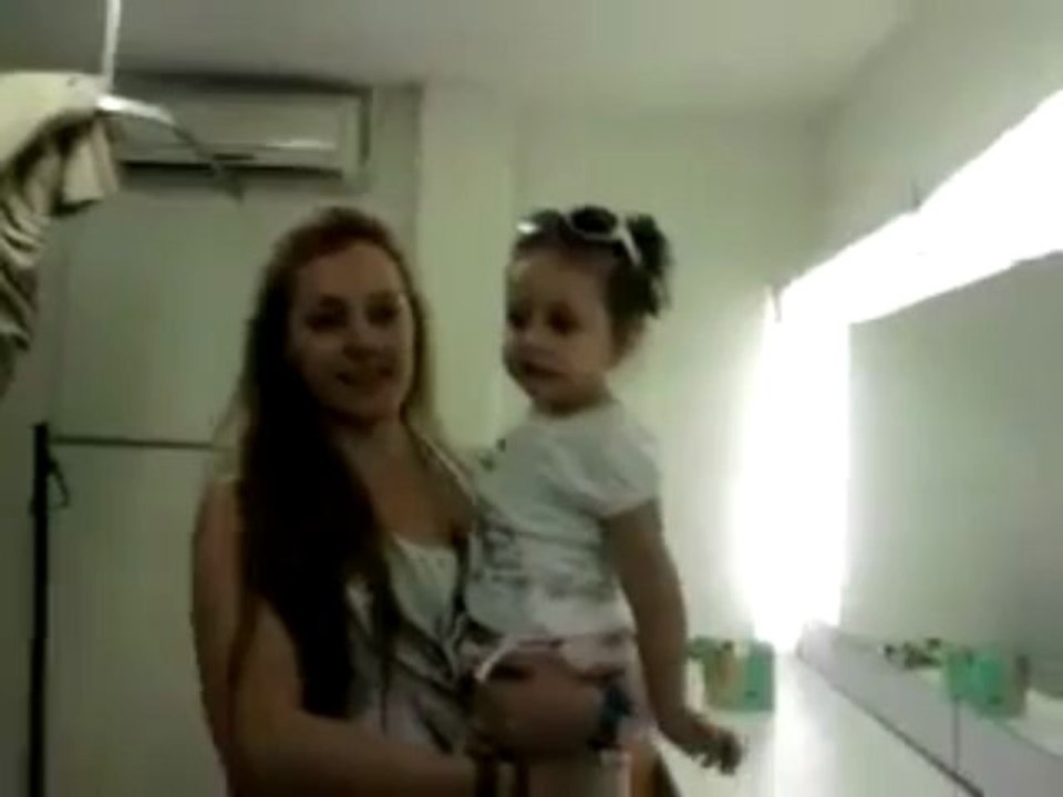 Meryem Uzerli & Ayda (little Mihrimah) back stage