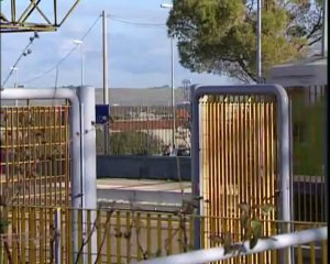 FAL: LA PROTESTA DI DUE VIAGGIATORI MATERA 11-3-2013