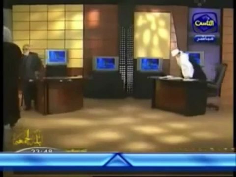 CHEIKH MOHAMMED HASSAN EMBRASSE LA MAIN DE SON CHEIKH EN PRESENCE DE HUSSEIN YACOUB