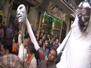 فرقة الكوشة للعرائس العملاقة تتقدم مسيرة فى طلعت حرب