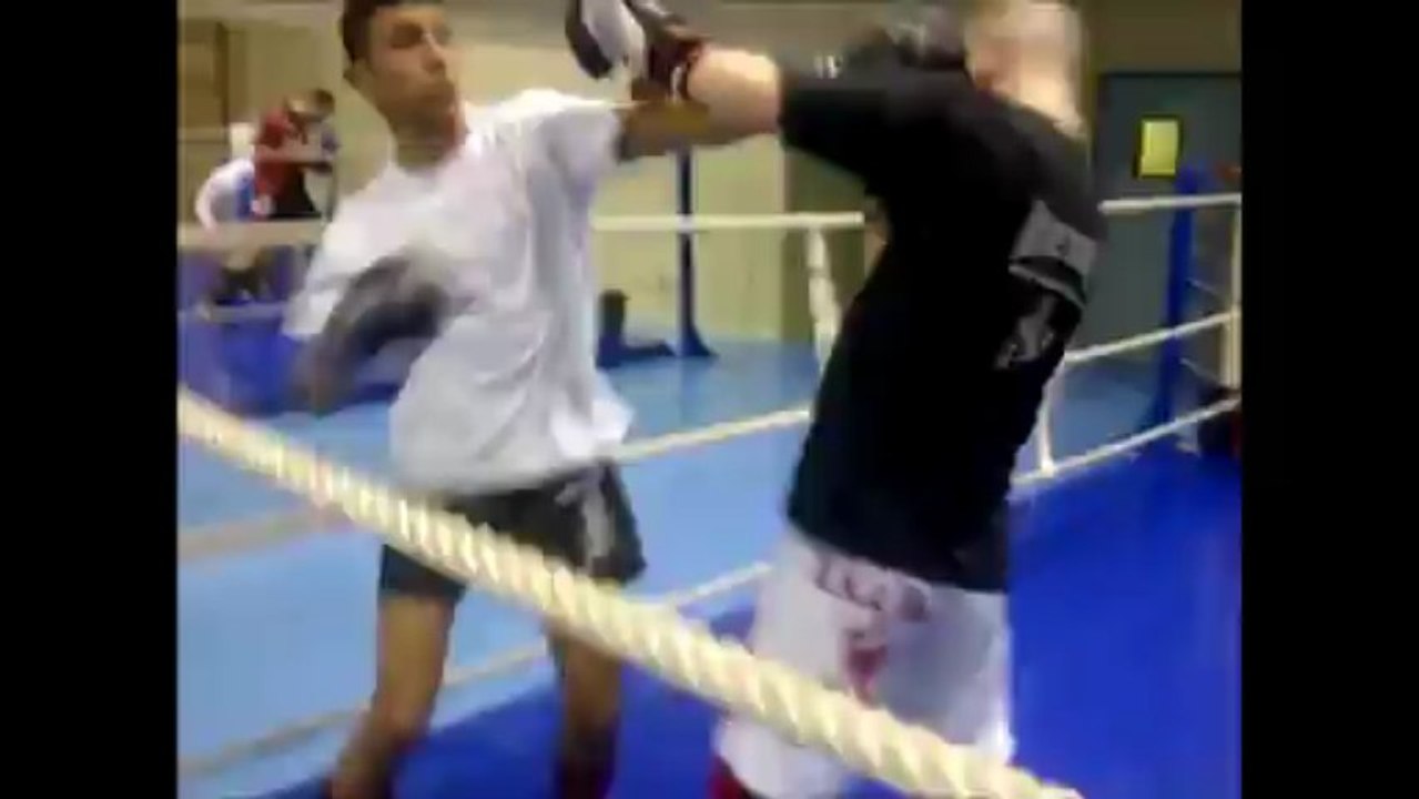 AKAMA WOIPPY  paos muay thai