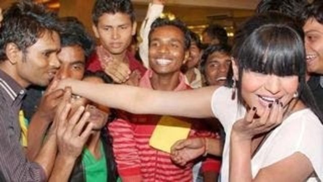 Veena Malik Uncensored 100 Kisses