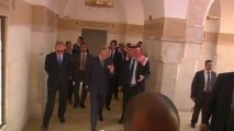 Prince Charles tours mosque in Jordan
