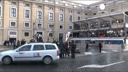 Conclave, umori e commenti in piazza San Pietro