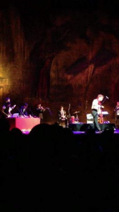 Reprise de "Dancing Queen - ABBA" Concert de Michael Wookey et ses musiciens. "A vous de jouets" au théatre du Châtelet à Paris