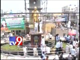 YSRCP, Congress workers clash over Y.S.R statue garlanding