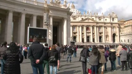 Fiéis aguardam o novo papa