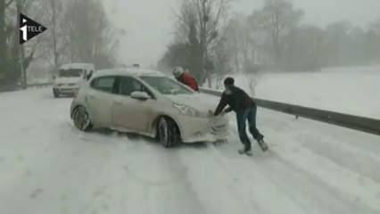 Le neige paralyse le nord-ouest de la France