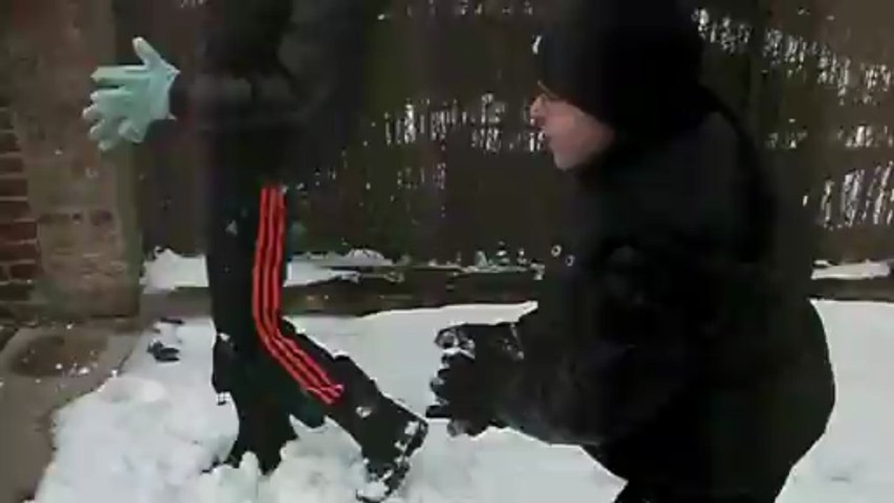 joue dans la neige avec mon frere