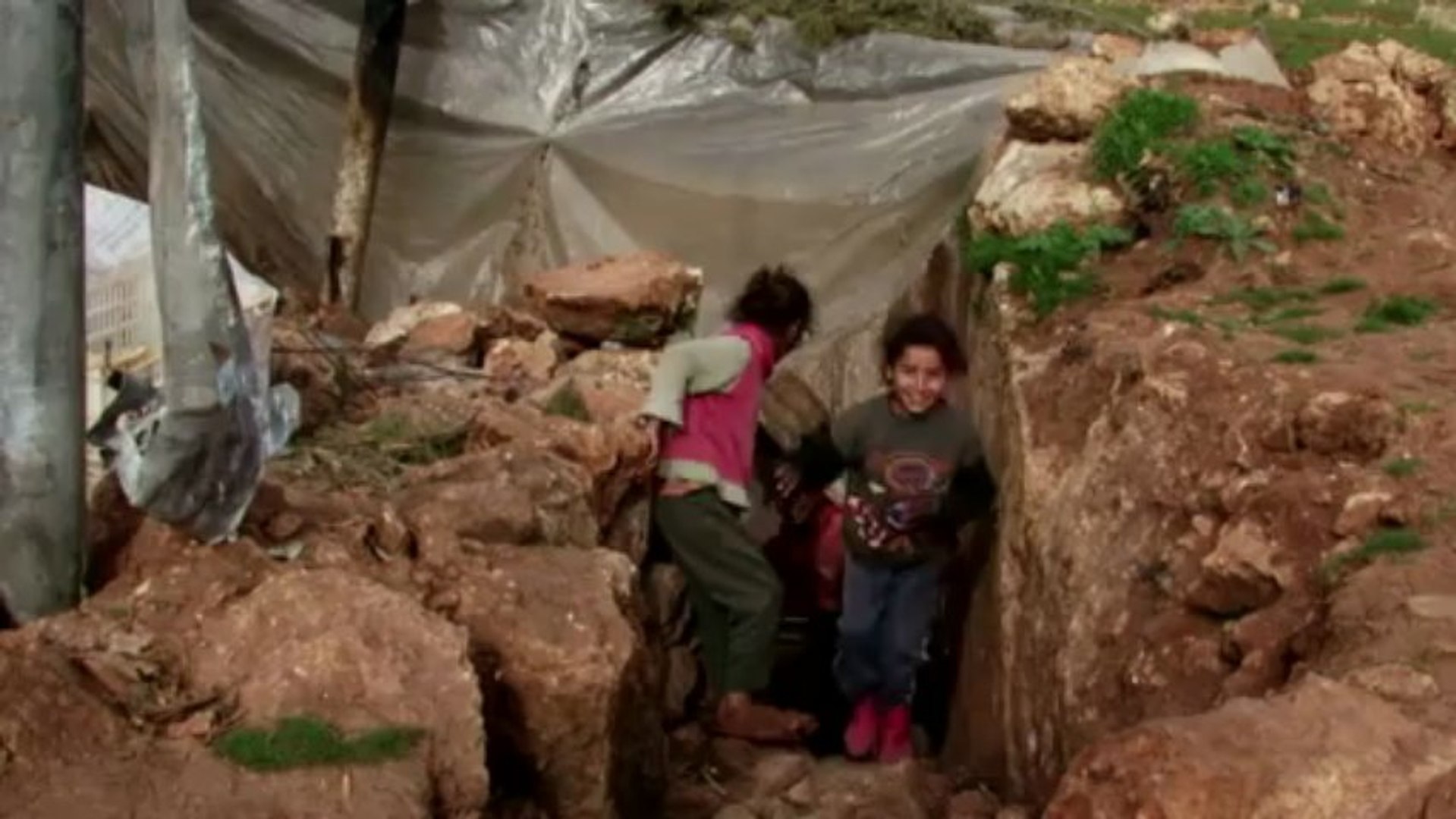 ⁣Syrian IDPs make use of an archaeological site for shelter