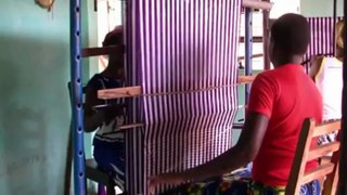 Un atelier de tisseuses à Ouéssè en novembre 2012