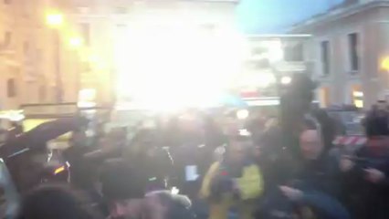 Manifestantes com seios de fora na Praça de São Pedro