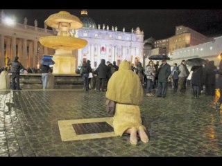 Place Saint-Pierre au moment de la fumée noire