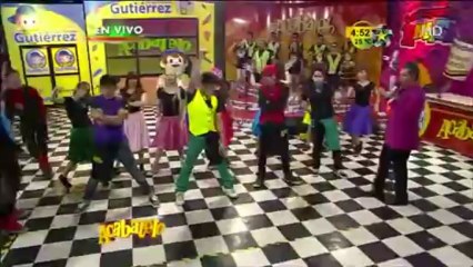 El Delfín le pega a Brandon Meza