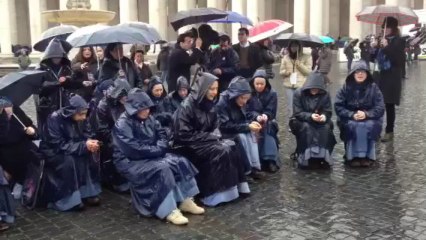 Download Video: Des religieuses françaises place Saint-Pierre à Rome