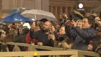 Ambiente animado en la plaza de San Pedro al aparecer la...