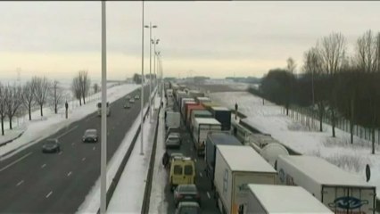 Après la neige, l'autoroute A1 paralysée par les bouchons