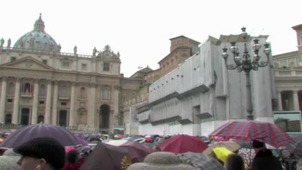 Fumée noire au Vatican, pas encore de pape