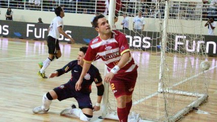 Un nouveau but de folie de Falcao en Futsal !