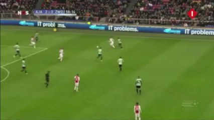 Ajaxi imelaps Viktor Fischer näitab kuidas ründaja peab kaitsma nurgas