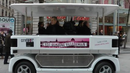 Première mondiale du robot-navette urbain "Navia"