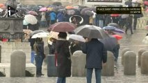 Conclave : les fidèles attendent place Saint-Pierre