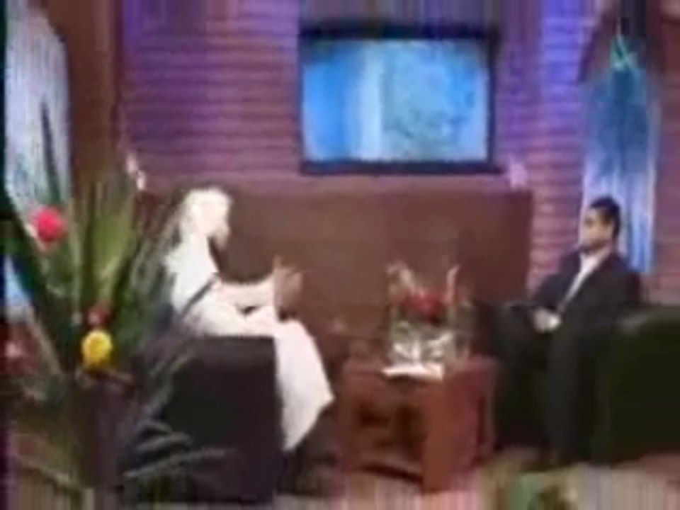 الشيخ العريفي يحاور قسيس و قسيسة مقطع جميل و مشوق