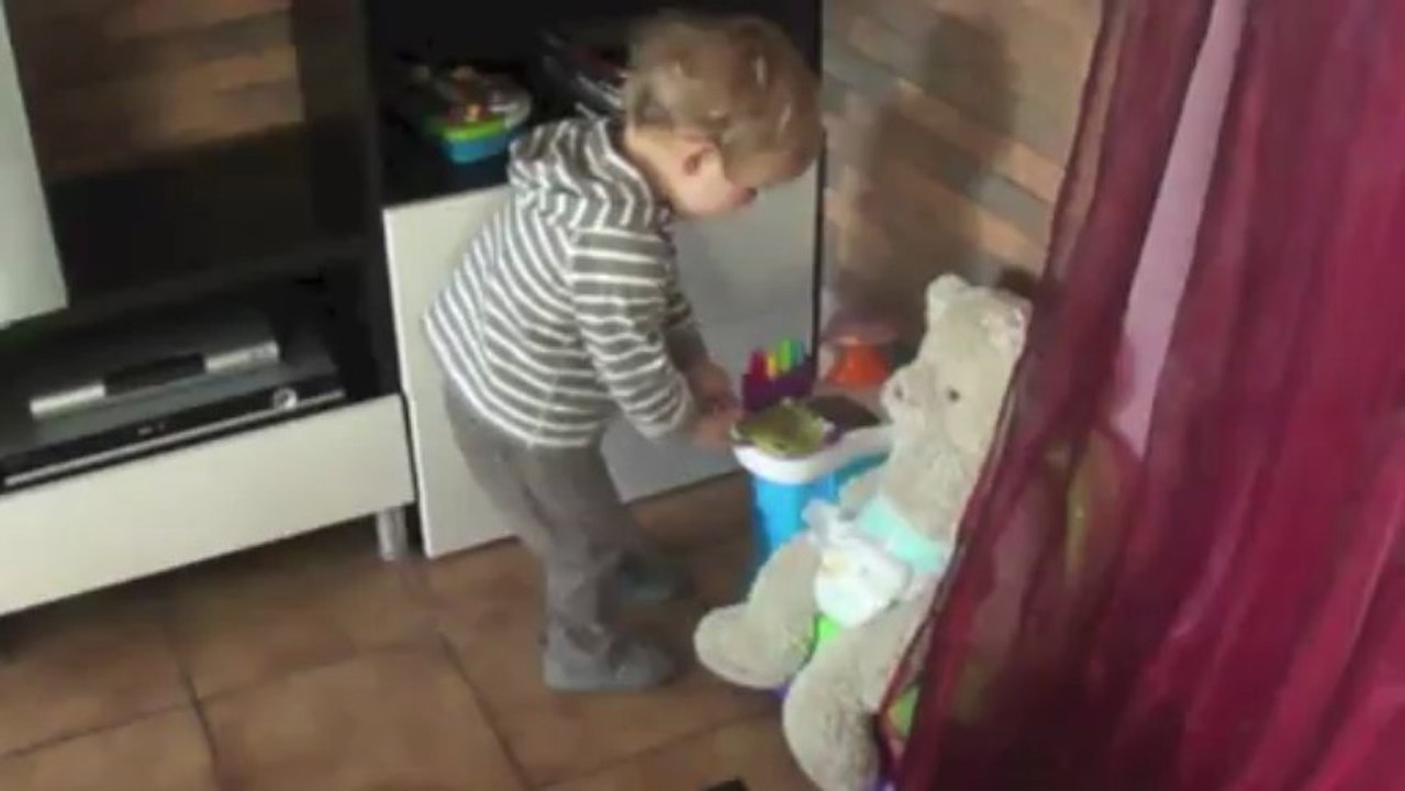 Simon fait jouer Teddy