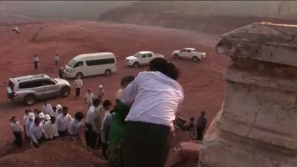 Birmanie: Aung San Suu Kyi chahutée par des manifestants