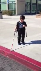 Regardez l'émouvante vidéo des premiers pas seul d'un enfant non-voyant