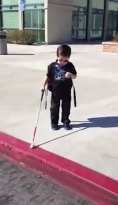 Regardez l'émouvante vidéo des premiers pas seul d'un enfant non-voyant