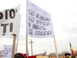 Mitingul anti-cip al preotilor, calugarilor si mirenilor filmat de Roncea Ro. Parlamentul Romaniei - 14.03.2013