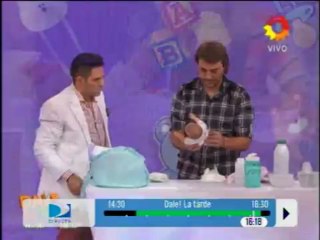 Pronto.com.ar Paula y Peter practican para ser padres