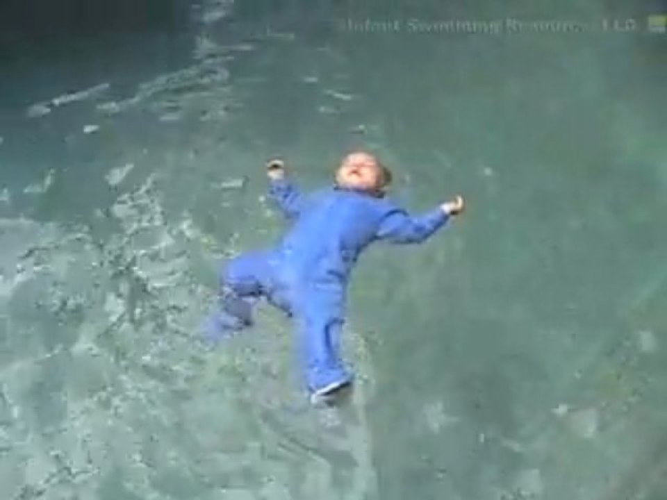 Des bébés prennent des cours de survie pour la piscine