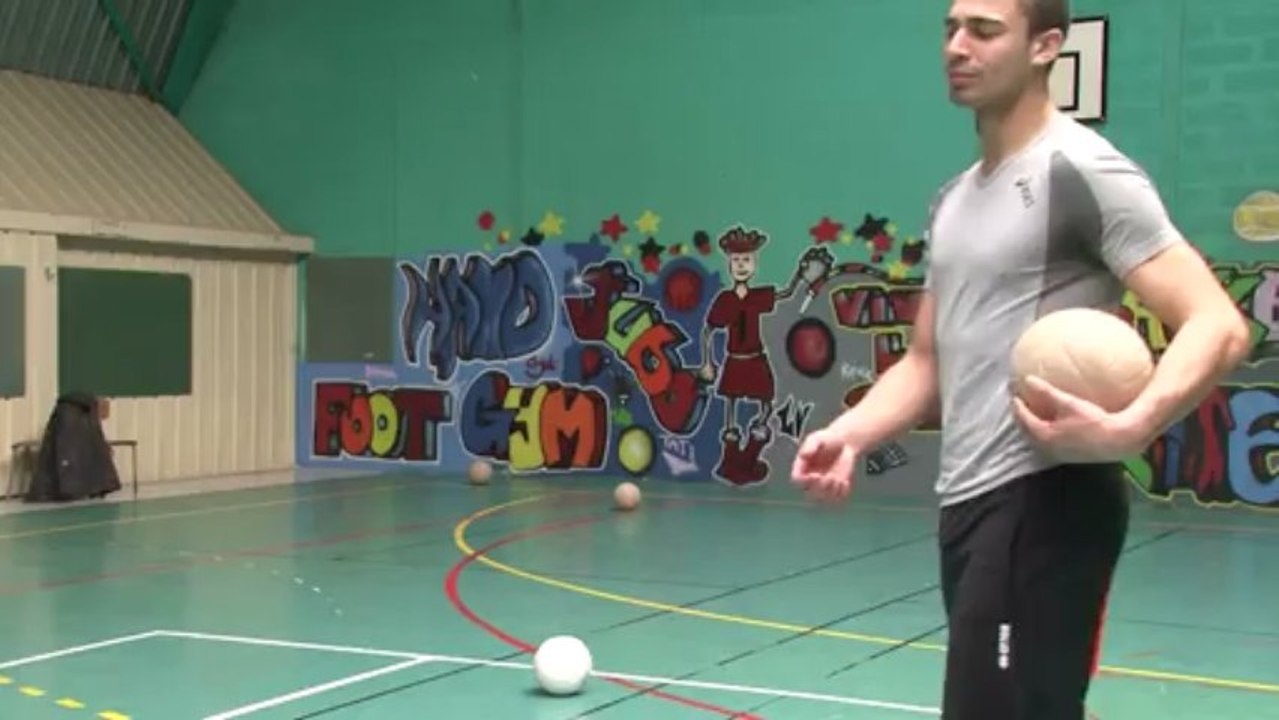 Les joueurs du Stade Poitevin de Volley au Collège Arsène Lambert à Lencloître