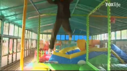 SOS TATA 7 Ep. 5 - Al bar e al parco con la mamma