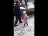 En video: perro camina por las calles de China vestido de mujer